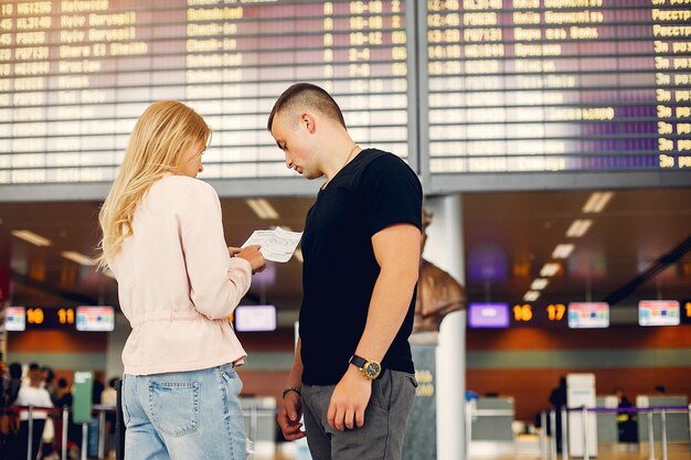공항에 서있는 아름 다운 커플