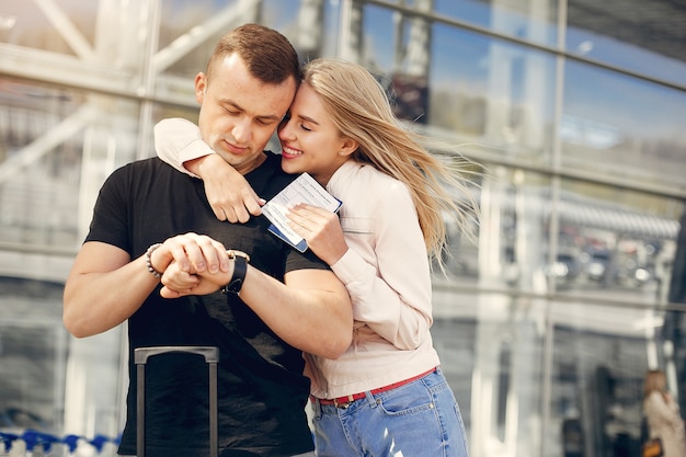 Free photo beautiful couple standing in a airport