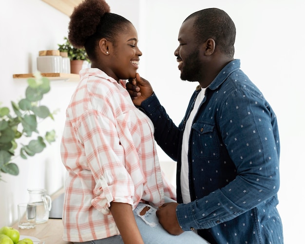 Free photo beautiful couple staying together in the kitchen