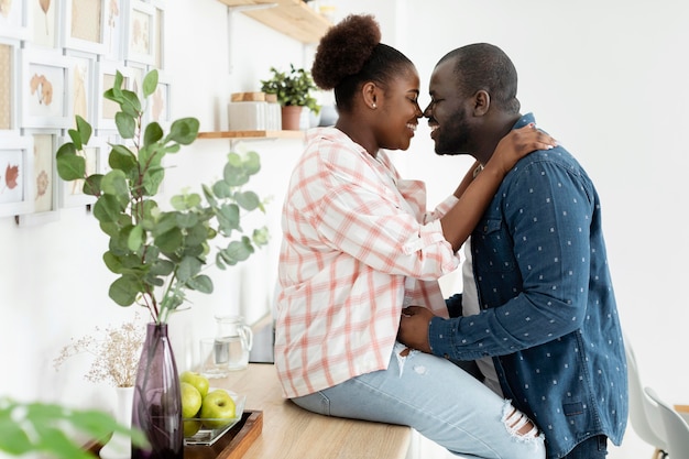 Free photo beautiful couple staying together in the kitchen