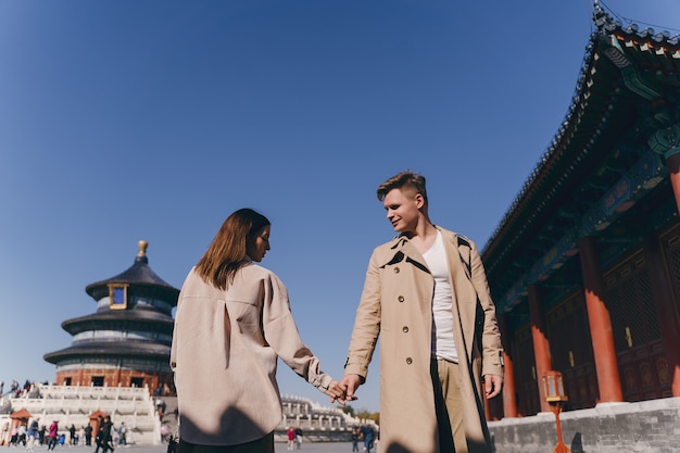 新婚旅行で中国を探索するのが大好きな美しいカップル