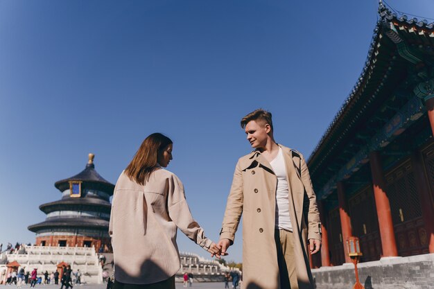 新婚旅行で中国を探索するのが大好きな美しいカップル