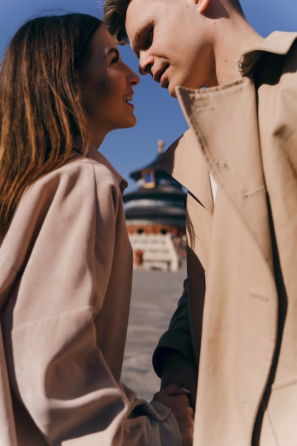 신혼 여행에서 중국을 탐험하는 사랑에 대단히 아름다운 커플
