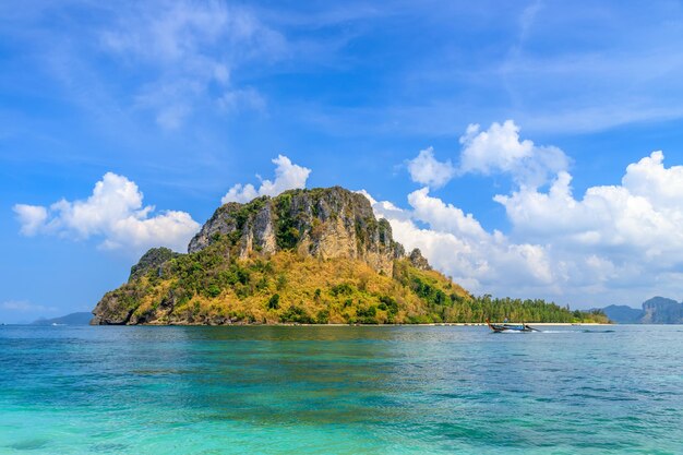 Ko Tub, Ko Mor 및 Poda Island의 아름다운 수정처럼 맑은 청록색 푸른 바다; Ao Phra Nang Bay, 크라비, 태국