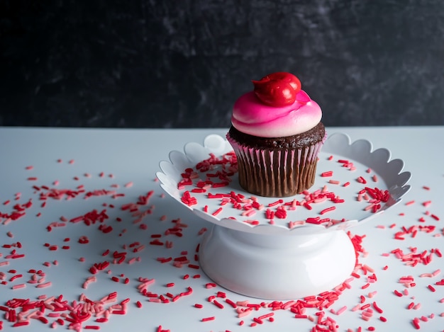 Free photo beautiful cupcake on the table for valentines day