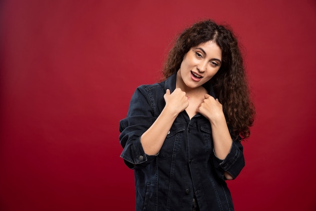 Free photo beautiful curly woman posing.