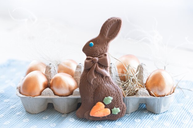 Красиво оформленные пасхальные яйца с шоколадным кроликом.