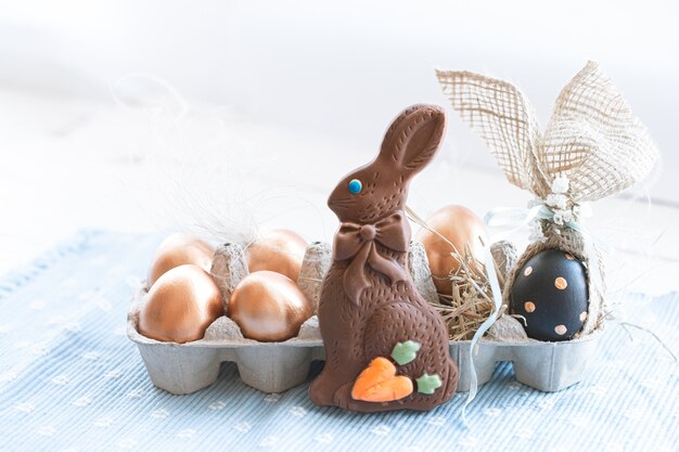 초콜릿 토끼와 함께 아름 다운 장식 된 부활절 달걀입니다.