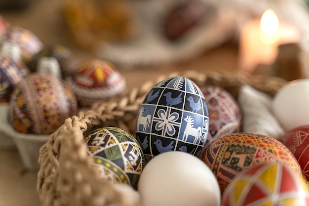 Красиво украшенные пасхальные яйца