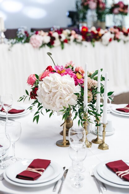 축하 꽃과 아름다운 장식 테이블