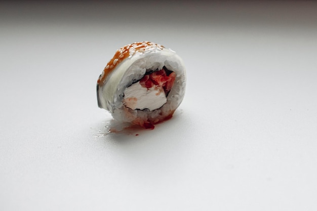 美しいおいしい寿司 寿司の配達 魚とチーズで作られた広告の寿司ロール