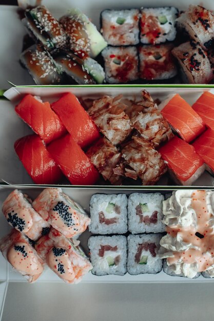 美しいおいしい寿司 寿司の配達 魚とチーズで作られた広告の寿司ロール