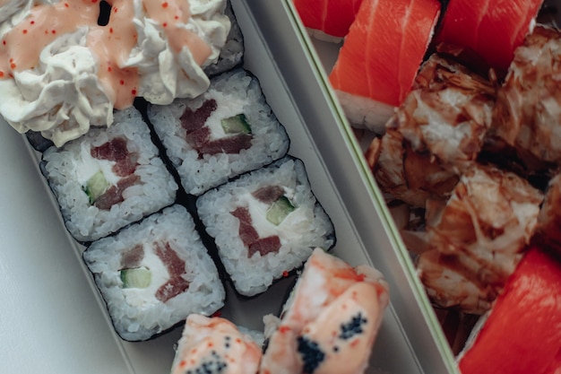 無料写真 美しいおいしい寿司 寿司の配達 魚とチーズで作られた広告の寿司ロール