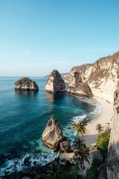 Красивый алмазный пляж на острове Пенида, Бали, Индонезия
