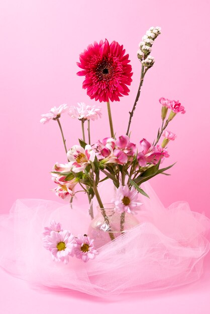 美しいさまざまな花とピンクのベール