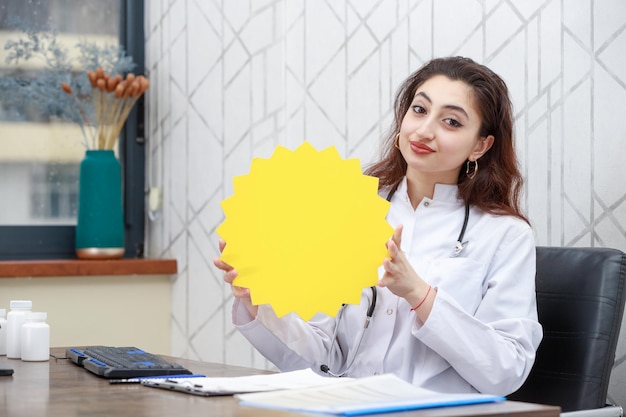 Bella dottoressa che tiene la bolla dell'idea e guarda la fotocamera foto di alta qualità