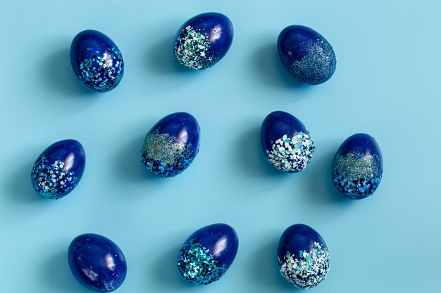 Красивая Пасха синий фон с синими декоративными яйцами.