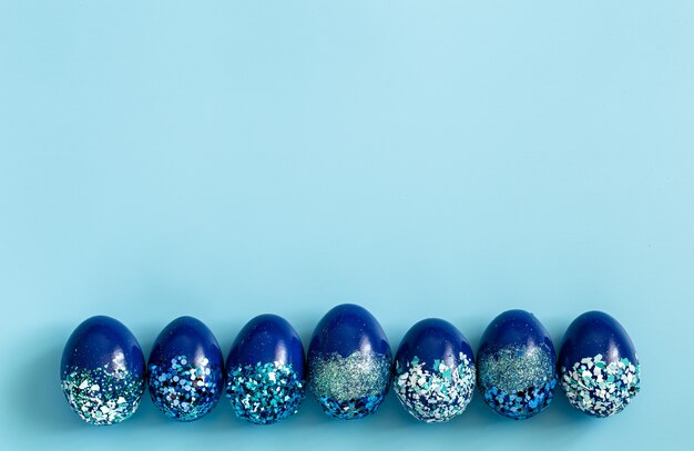 Красивые пасхальные синие декоративные яйца.