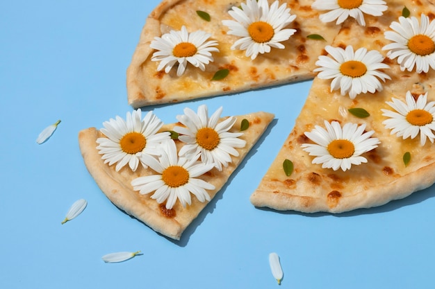 Foto gratuita bellissimo concetto di cibo ecologico con fiori