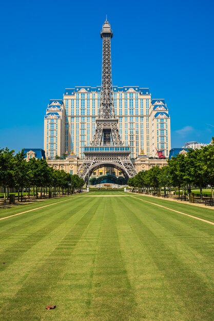 Красивая достопримечательность Эйфелевой башни парижского отеля и курорта в городе Макао