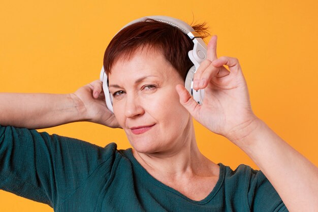 美しい高齢女性の音楽を聴く