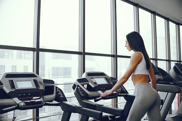 Free photo beautiful and elegant girl standing in a gym