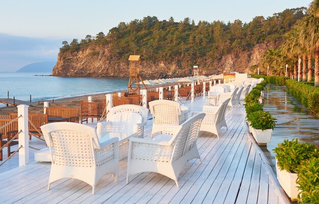 Amara Dolce Vita Luxury Hotel의 산책과 스포츠를 즐길 수있는 아름다운 제방. Alanya 터키.