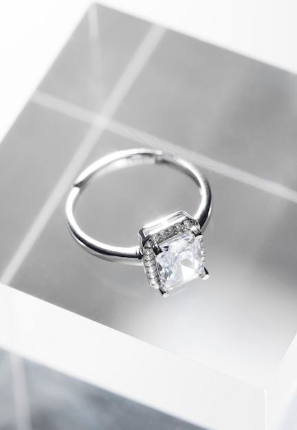 무료 사진 다이아몬드가 세팅된 아름다운 약혼반지