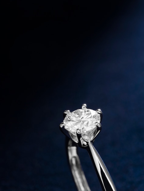 Foto gratuita bellissimo anello di fidanzamento con diamanti