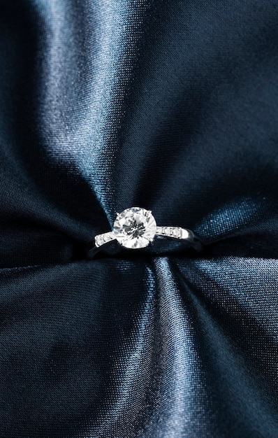 Free photo beautiful engagement ring with diamonds