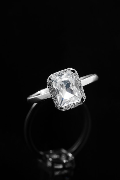 Free photo beautiful engagement ring with diamonds