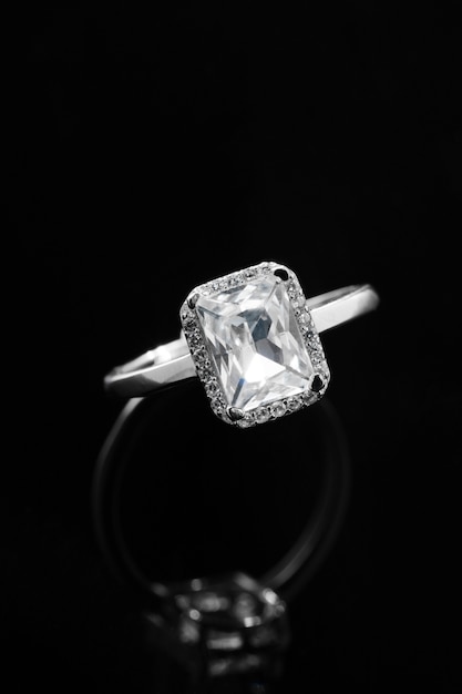 다이아몬드가 세팅된 아름다운 약혼반지