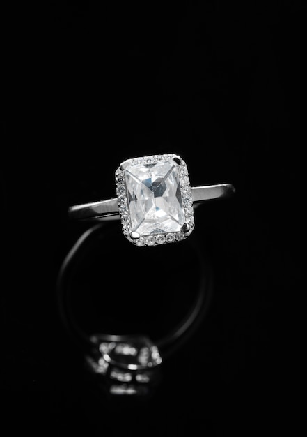 Free photo beautiful engagement ring with diamonds