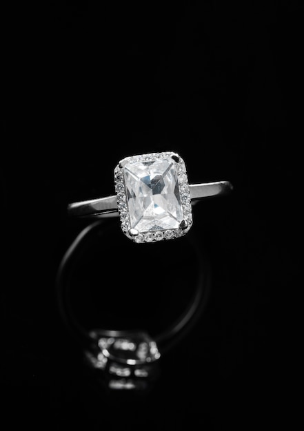 ダイヤモンドの美しい婚約指輪