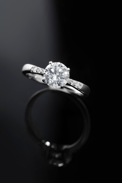 다이아몬드가 세팅된 아름다운 약혼반지