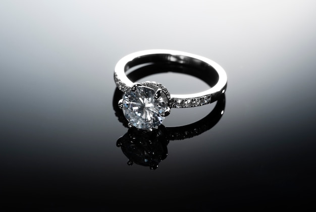 Free photo beautiful engagement ring with diamonds