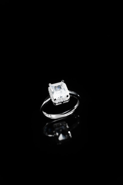 Бесплатное фото Красивое обручальное кольцо с бриллиантами
