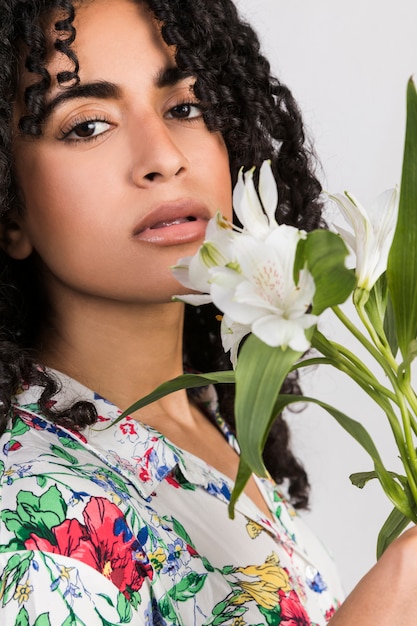 Bella donna etnica con fiori tropicali