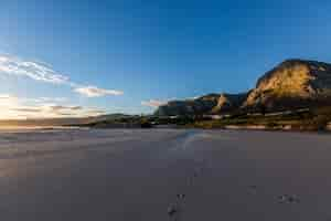 Foto gratuita splendido scenario serale sulla spiaggia di hermanus, in sudafrica