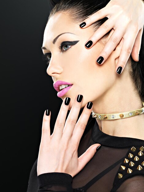 Free photo beautiful face of fashion woman with black nails and bright makeup.  sexy stylish girl with bracelet thorns on the neck