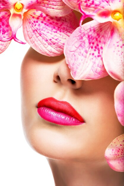 Foto gratuita bel viso di donna con rossetto luminoso su labbra e fiori rosa- isolato su bianco