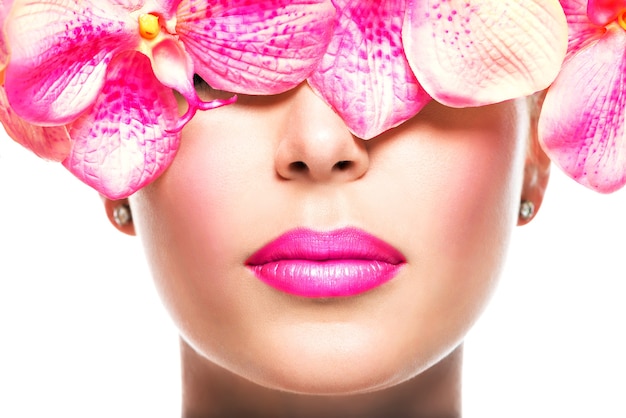 Foto gratuita bel viso di donna con rossetto luminoso su labbra e fiori rosa- isolato su bianco