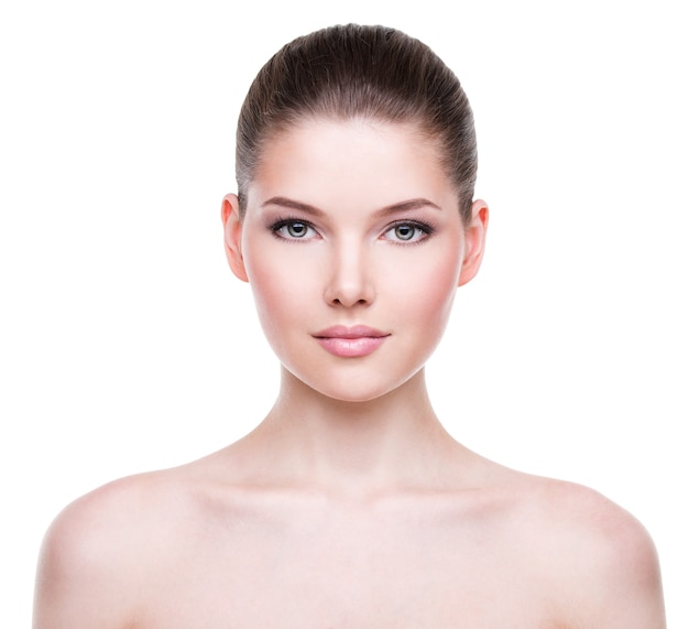 Foto gratuita bel viso di giovane donna con pelle fresca pulita - isolato su bianco.