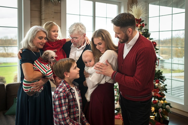 Красивая семья, наслаждаясь рождеством вместе дома