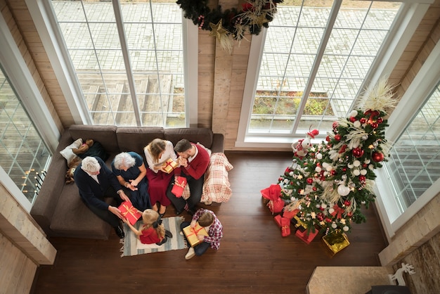 家で一緒にクリスマスを楽しむ美しい家族