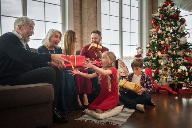 Красивая семья, наслаждаясь Рождеством вместе дома