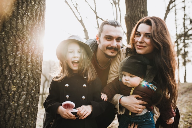 Foto gratuita bella famiglia godendo del tempo nel parco