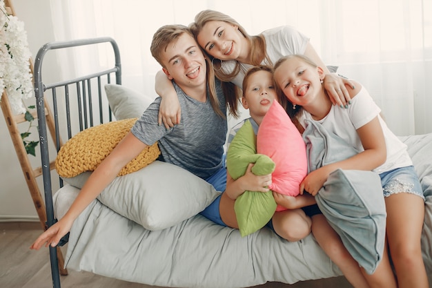 Foto gratuita la bella famiglia si diverte a casa