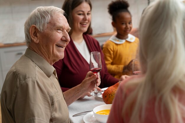 Foto gratuita bella famiglia che ha una bella cena del ringraziamento insieme