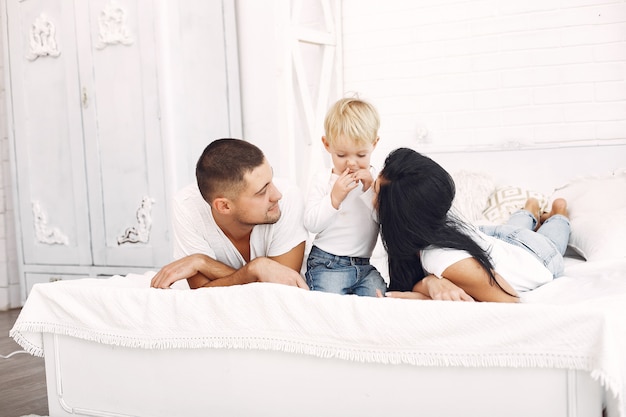Foto gratuita la bella famiglia trascorre del tempo in una camera da letto
